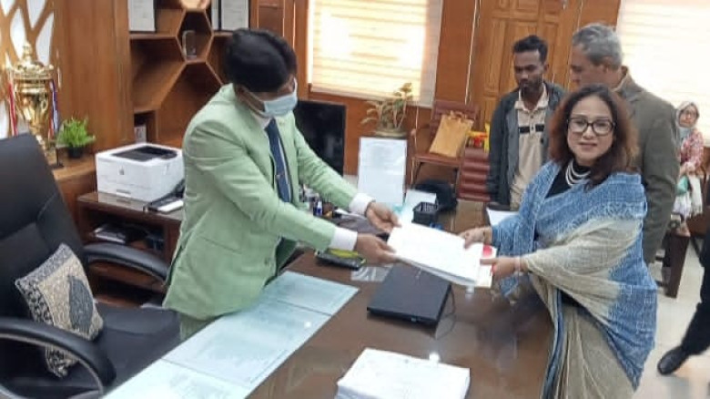 কিশোরগঞ্জ-৪: মনোনয়নপত্র জমা দিলেন একমাত্র নারী প্রার্থী সিগমা, প্রশাসনের কাছে সুষ্ঠু পরিবেশের দাবি...