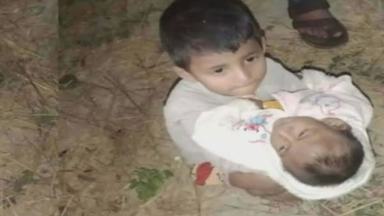 চট্টগ্রাম আনোয়ারায় অসুস্থ ২ শিশুকে সড়কের পাশে ফেলে রেখে গ