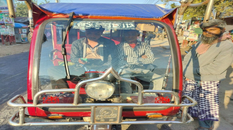 শীতের প্রভাবে সড়ক পথে ধীরগতি, ক্ষতির মুখে ছোট যানবাহন চালকর