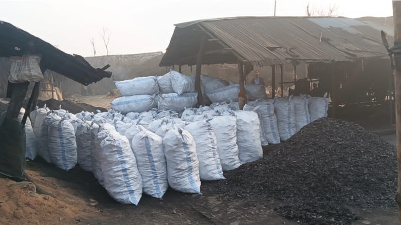 পাইকগাছায় বিষাক্ত ধোঁয়ার রাজত্ব শত শত অবৈধ কয়লা ভাটিতে দমবন্ধ জনজীবন, নির্বিকার প্রশাসন...