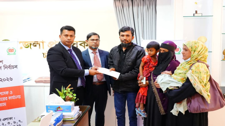 সড়কের পাশে উদ্ধার হওয়া দুই শিশুর দায়িত্ব নিলেন জেলা প্রশাসক 