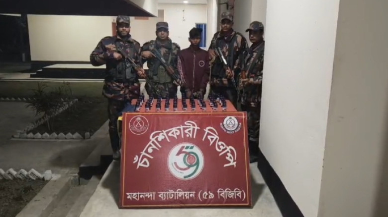 ভোলাহাট সীমান্তে ৫০ বোতল নেশাজাতীয় সিরাপ সহ ১ জনকে আটক করেছ