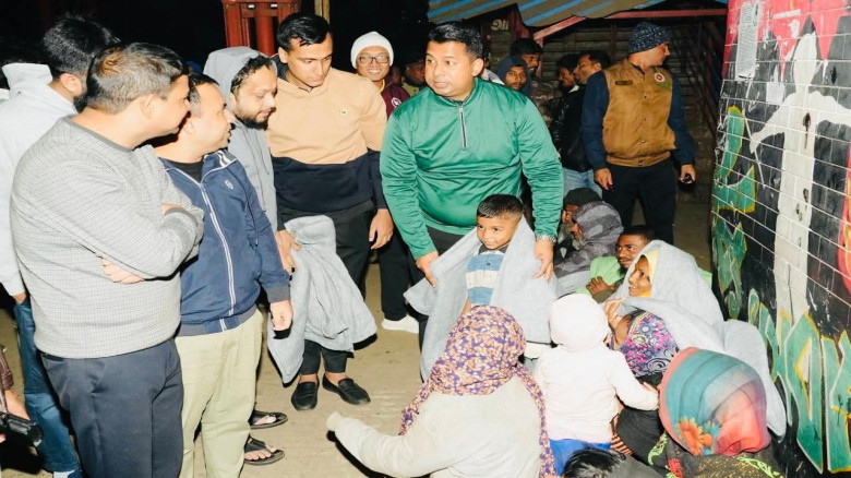 শীতবস্ত্রহীন ঘুমন্ত মানুষের গায়ে কম্বল জড়িয়ে দিলেন মানবিক ডিসি...