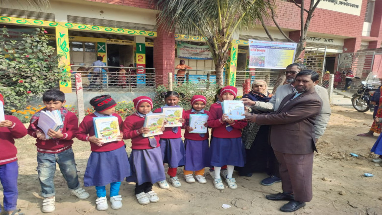 গোমস্তাপুরে বছরের প্রথম দিনে নতুন বই পেয়ে আনন্দিত শিক্ষার্থ