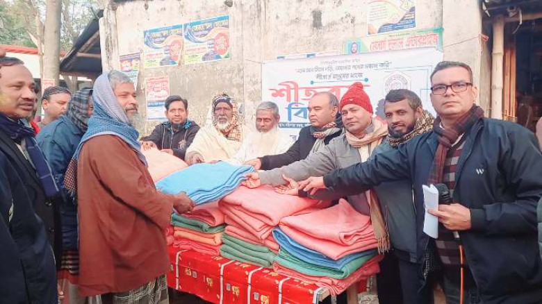 রহনপুরে ‘আলোর পথের দিশারী’র উদ্যোগে অসহায় শীতার্তদের মাঝে শী