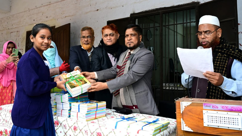 চবি ল্যাবরেটরি স্কুল এন্ড কলেজে নতুন পাঠ্যপুস্তক বিতরণ