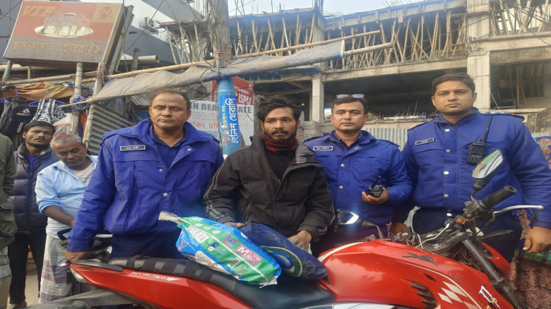 নওগাঁয় ২ কেজি গাঁজা সহ যুবক আটক