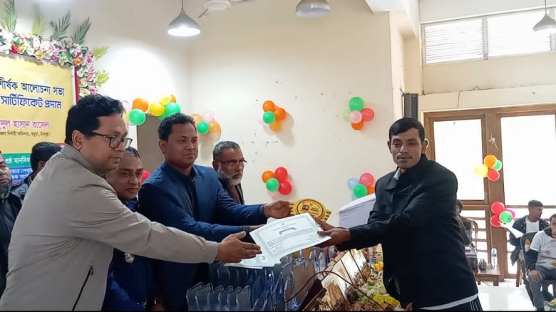 নাহারা গ্রামের তরুণ উদ্যোক্তা তাপস চন্দ্র সরকারের রেনু চাষে 