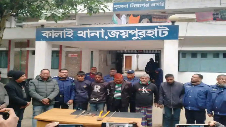 জয়পুরহাটে ৬ ভরি স্বর্ণালংকার ও ৭ লাখ টাকা ডাকতির ঘটনায় গ্রেফ
