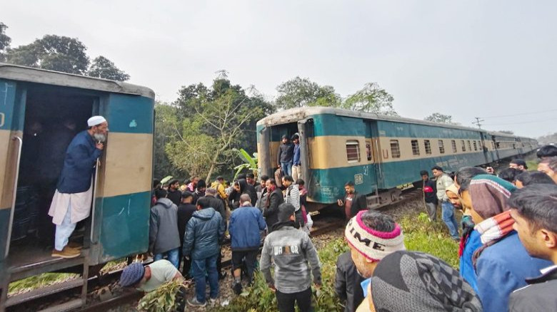 কালীগঞ্জে চলন্ত ট্রেনের দুই বগি বিচ্ছিন্ন