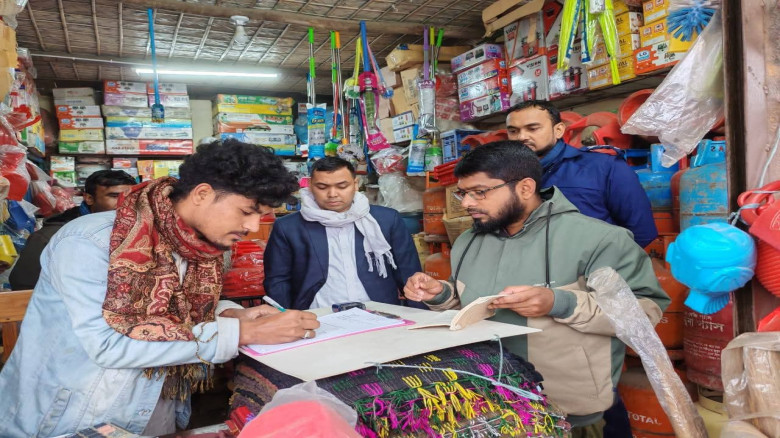 মধুপুরে অতিরিক্ত মূল্যে এলপি গ্যাস বিক্রির দায়ে জরিমানা