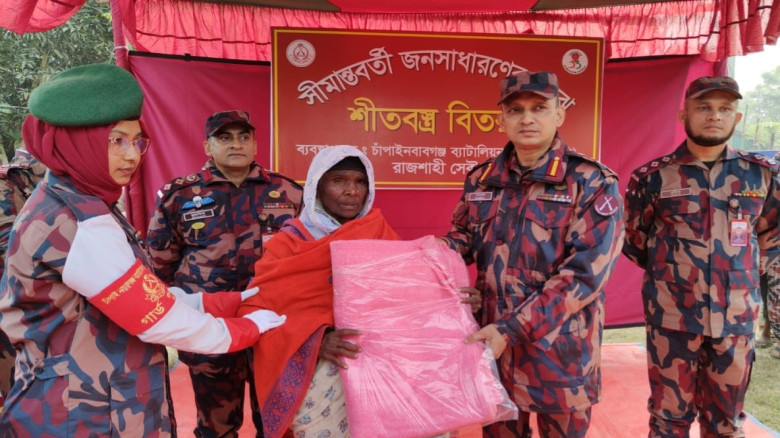 শিবগঞ্জে শীতার্ত ও অসহায় মানুষের মাঝে ৫৩ বিজিবির শীতবস্ত্র বিতরণ...