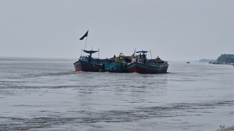 ভারতীয় জলসীমা ব্যবহার করে আসছে বাল্কহেড-নৌযান, আতঙ্কিত বাংলা