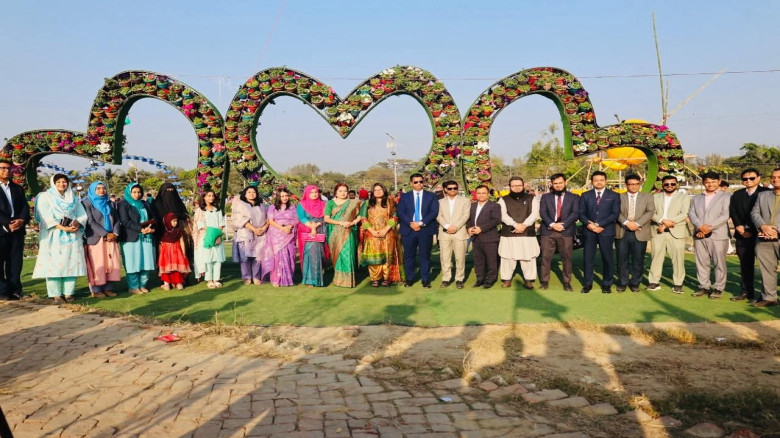 আকর্ষণীয় ও বর্ণিল সাজে নতুন রূপে সেজেছে ডিসি পার্ক