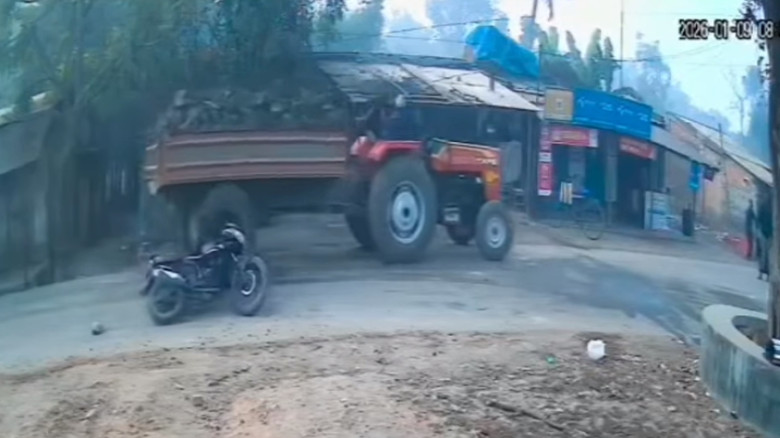 ভোলাহাটে সড়ক  দুর্ঘটনায়  মাটি ভর্তি ট্রাক্টারের ধাক্কায় মোট