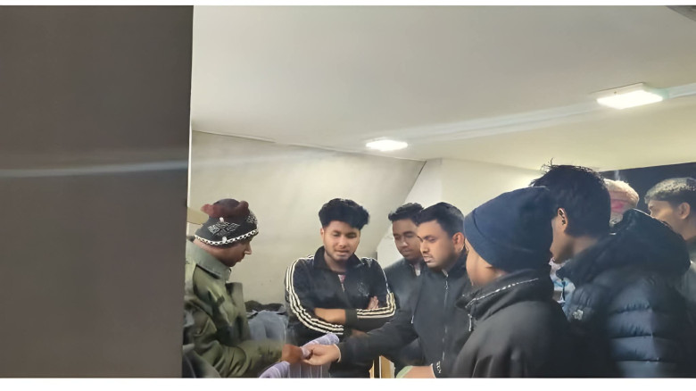 কুবিতে নৈশপ্রহরী ও শীতার্তদের মাঝে ছাত্রদলের কম্বল বিতরণ