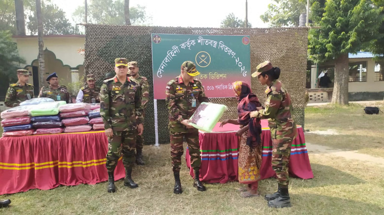 মধুপুরে সেনাবাহিনীর পক্ষ থেকে শীতবস্ত্র বিতরণ