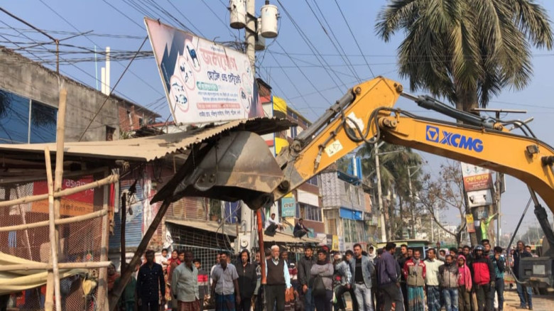 নওগাঁর পত্নীতলায় ফুটপাত উচ্ছেদ অভিযান