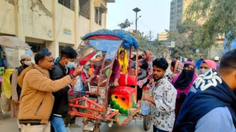 গাজীপুর টঙ্গীতে হঠাৎ খিঁচুনি উঠে অসুস্থ অর্ধশতাধিক শ্রমিক।