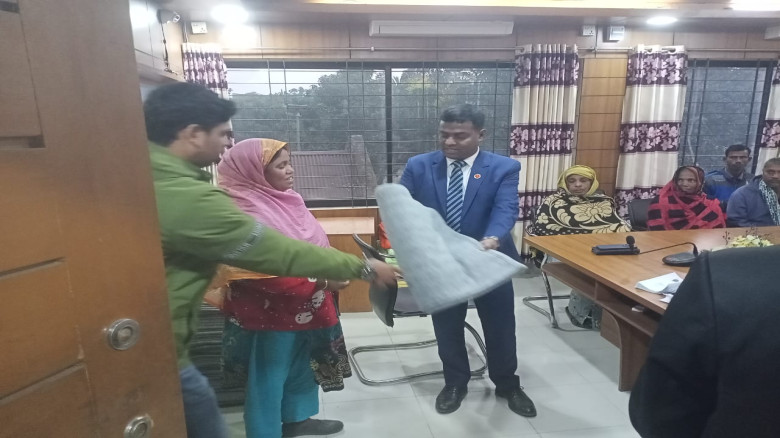 নাচোলে  শীতার্ত  অসহায় মানুষের মাঝে   শীতবস্ত্র ও  কম্বল বি