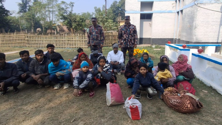 গোমস্তাপুর সীমান্ত দিয়ে বিএসএফের পুশ-ইন: নারী ও শিশুসহ ১৭ বাংলাদেশি আটক...
