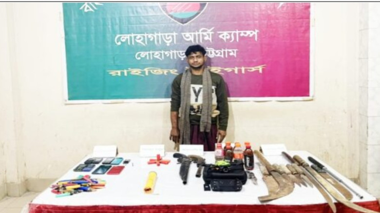 চট্টগ্রাম লোহাগাড়ায় অস্ত্রসহ যুবক আটক।