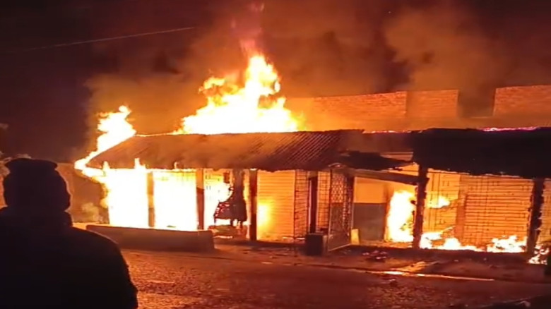 বাগমারায় মুদিখানার দোকানে আগুন, দগ্ধ দোকান মালিক; ক্ষতি প্রা