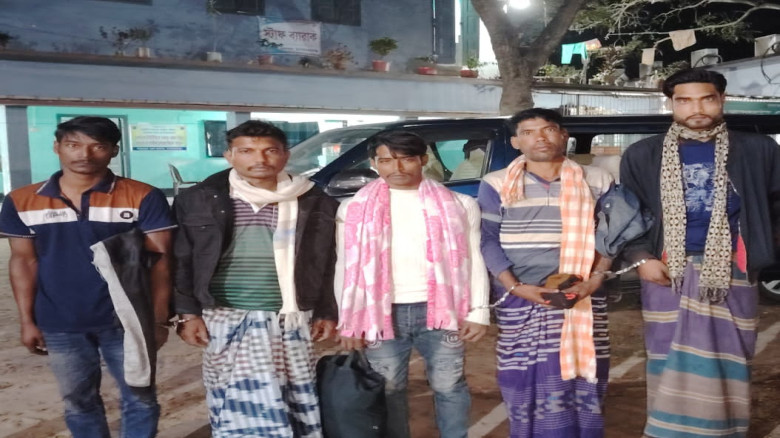 ভোলাহাটে মাদকবিরোধী অভিযানে ৫ জন আটক, ২২৮ গ্রাম গাঁজা উদ্ধার