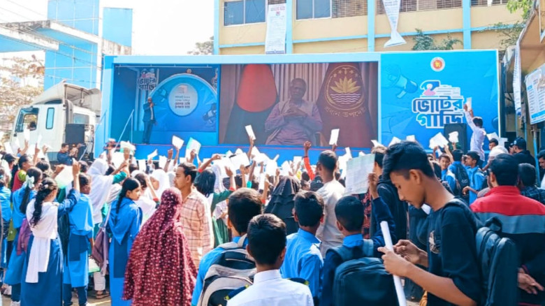 ভোটাধিকার ও গণভোটের বার্তা ছড়িয়ে দিতে ঈশ্বরগঞ্জে ভ্রাম্যমাণ 