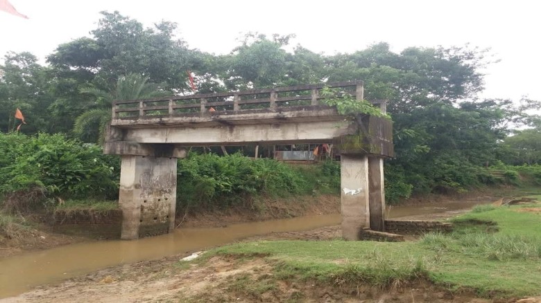 ১০ বছর ধরে অকার্যকর সংযোগ সেতু, দুর্ভোগে হরষপুর–কাশিমনগরের ম