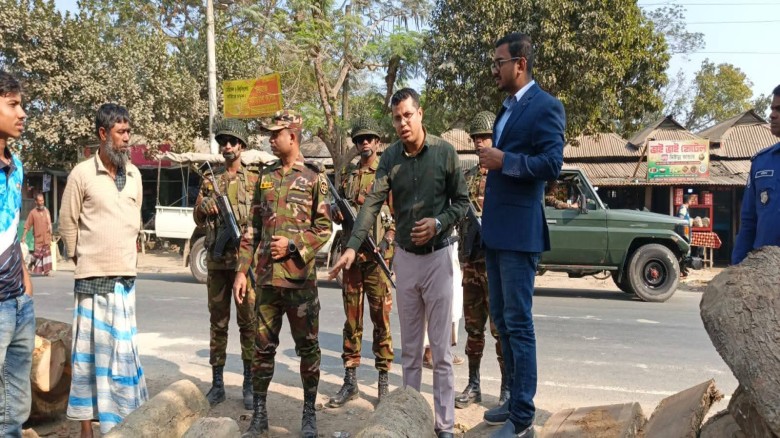 মহাসড়কের পাশে রাখা কাঠ অপসারণে করাতকল মালিকদের ২৪ ঘণ্টার সময়