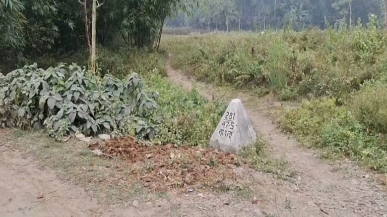 পাঁচবিবি সীমান্তে (বিএসএফ)এর আবারও কাঁটাতারের বেড়া দেওয়ার চ