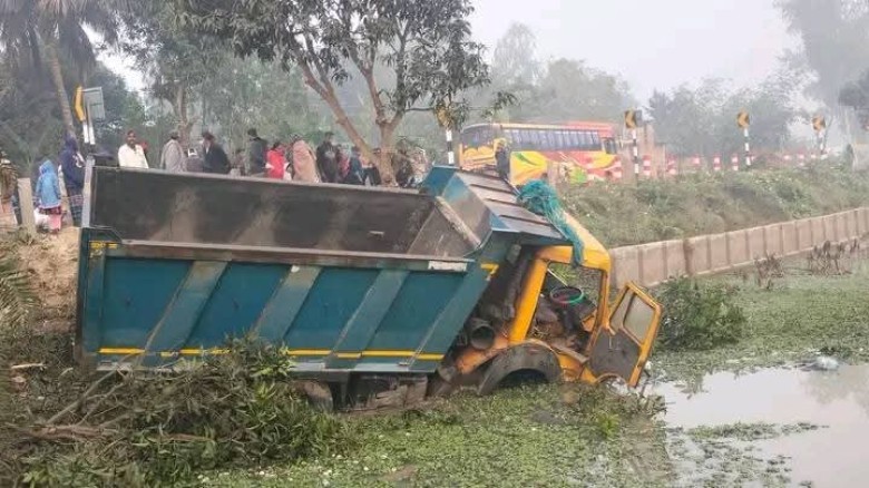 নওগাঁয় সড়ক দুর্ঘটনায় ৫ জন নিহত