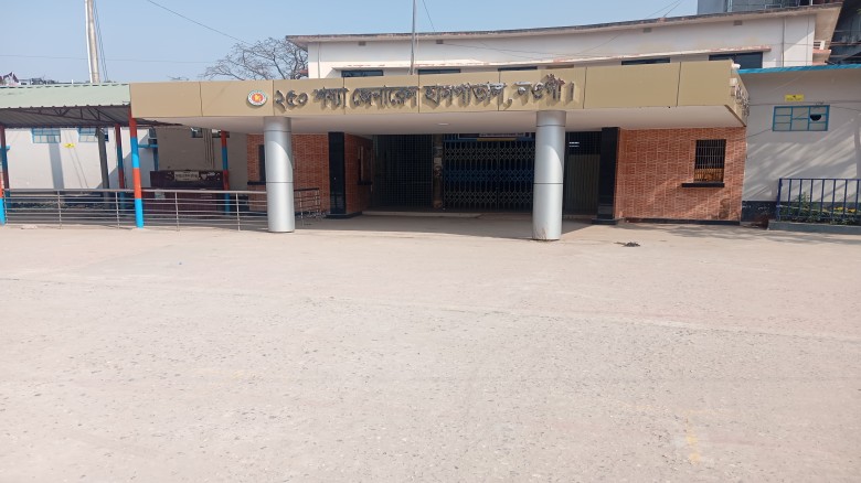 নওগাঁয় রাজস্ব কর্মকর্তার মরদেহ  হাসপাতালে ফেলে পালালো দূবৃত্