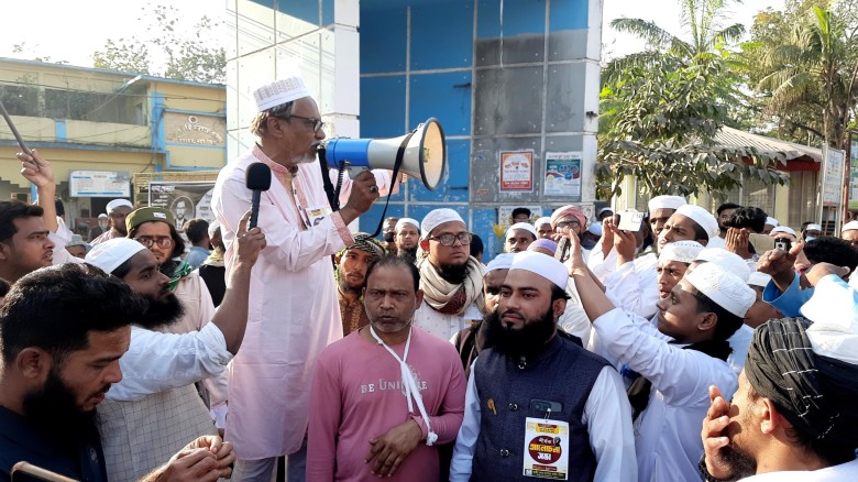 ঈশ্বরগঞ্জে হাতপাখা প্রতীকের কর্মীর ওপর হামলার প্রতিবাদে বিক্