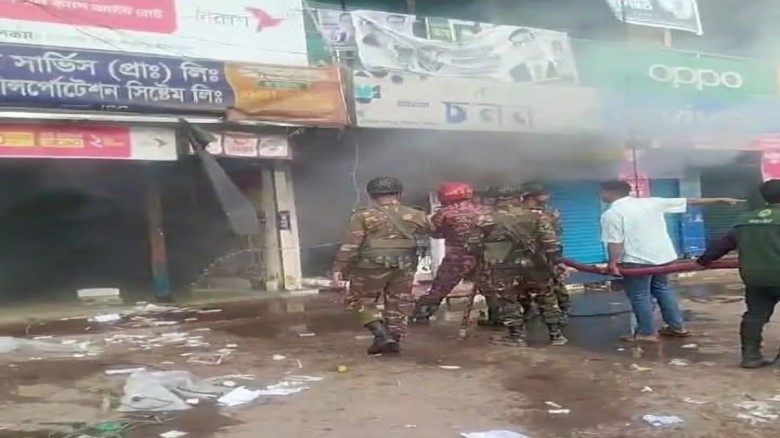 ঈশ্বরগঞ্জ পৌর বাজারে ভয়াবহ অগ্নিকাণ্ড, পুড়েছে ১০ দোকান