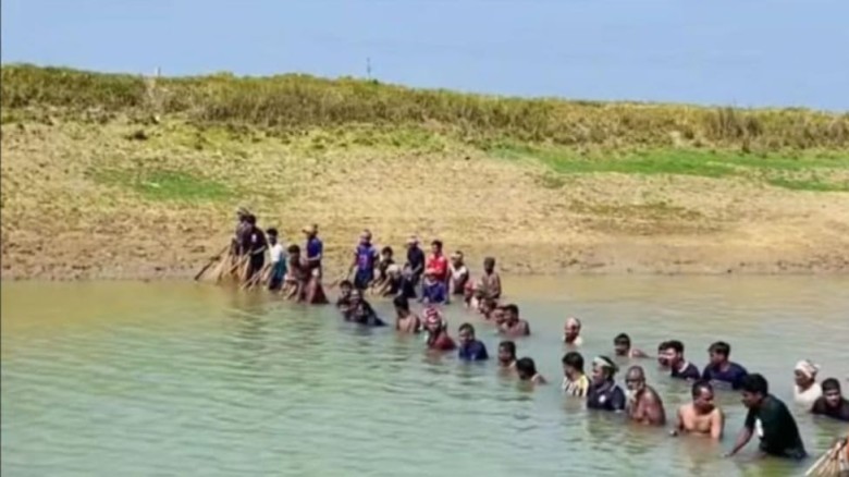 তানোরের শিবনদীতে দলবেঁধে অবাধে পলাই জাল দিয়ে মাছ শিকার