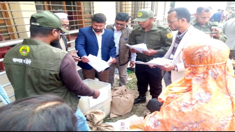 রাজৈরে ত্রয়োদশ সংসদ নির্বাচনের সরঞ্জামাদি বিতরণ