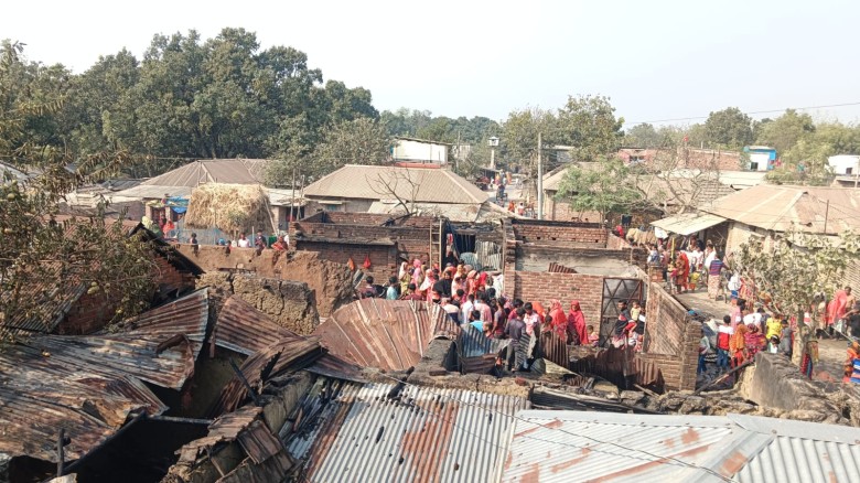 ভোলাহাটে ৪ টি পরিবার আগুনে পুড়ে ছাই