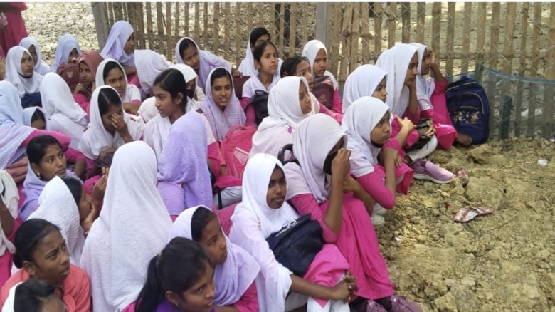 তানোরে স্কুলের গেট বন্ধ করে তারকাঁটার বেড়া, ভোগান্তিতে শিক্ষ