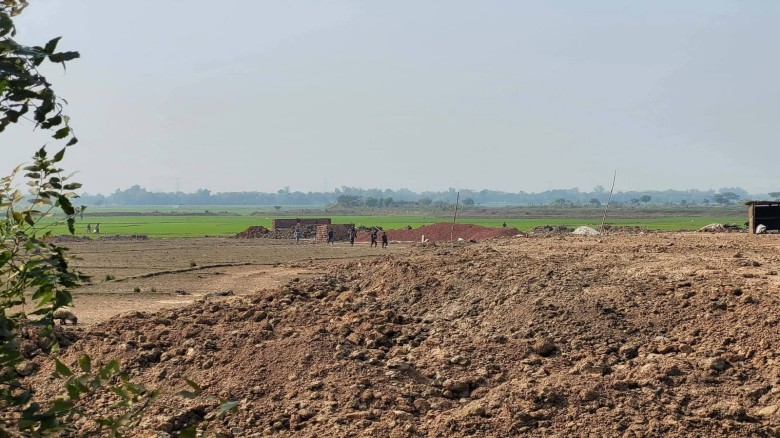 তানোরে উর্বর কৃষিজমির মাটি কেটে স্থানান্তর: প্রভাবশালী চক্রে
