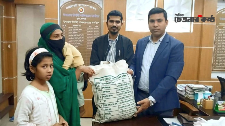 রমজানে অসহায় পরিবারের পাশে পুঠিয়ার ইউএনও, লিয়াকত সালমান