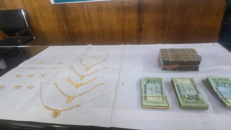 ডিবি পরিচয়ে প্রবাসীর স্বর্ণালংকার ও টাকা ছিনতাই, গ্রেপ্তার 