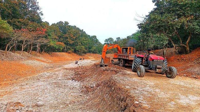 মধুপুর বনে লেক খনন নিয়ে গারো সম্প্রদায়ের সাথে বন বিভাগের বির