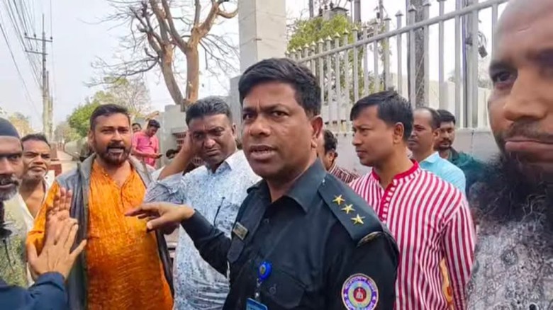 রাজশাহী কেন্দ্রীয় কারাগারের মূল ফটকে সাংবাদিকদের সঙ্গে উত্তে