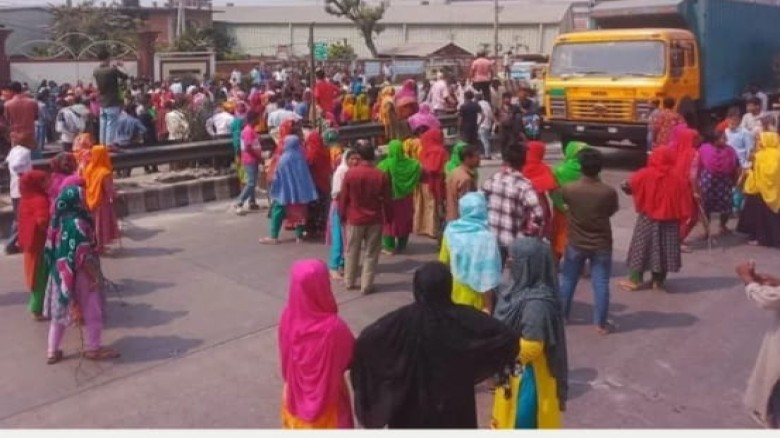 মির্জাপুরে বেতন-ভাতা ও ঈদ বোনাসের দাবিতে শ্রমিকদের মহাসড়ক অব