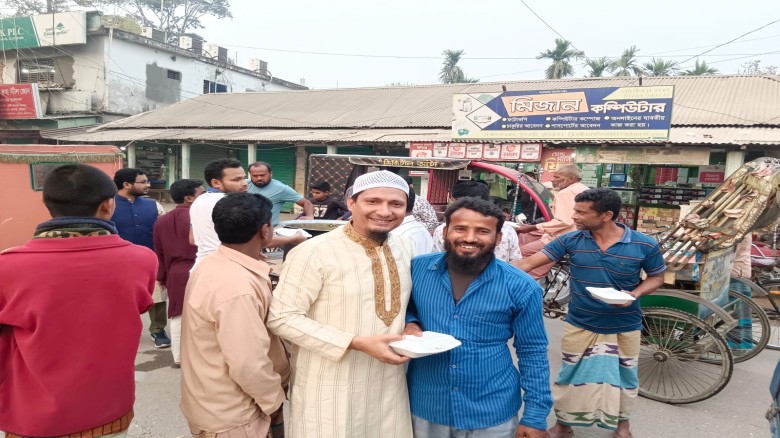 ইঞ্জিনিয়ার সুজার উদ্যোগে ফুলবাড়ীতে ইফতার বিতরণ
