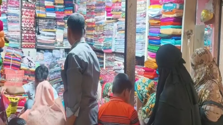 ঈদ কেনাকাটায় প্রাণচাঞ্চল্যে ভরপুর তানোরের বাজার