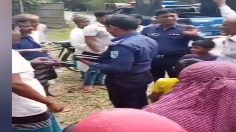 কুড়িগ্রামের উলিপুরে মবসৃষ্টি করে ওসিসহ পুলিশী সোর্সকে অবরুদ্