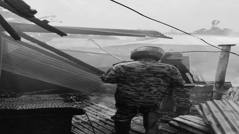 মধুপুরে ভয়াবহ অগ্নিকাণ্ডে চারটি দোকান পুড়ে ছাই
